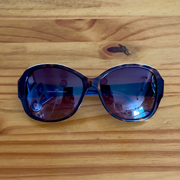 Carolina Herrera Oversized Sunglasses She539 in Tortoise with White Trim - Picture 5 of 11